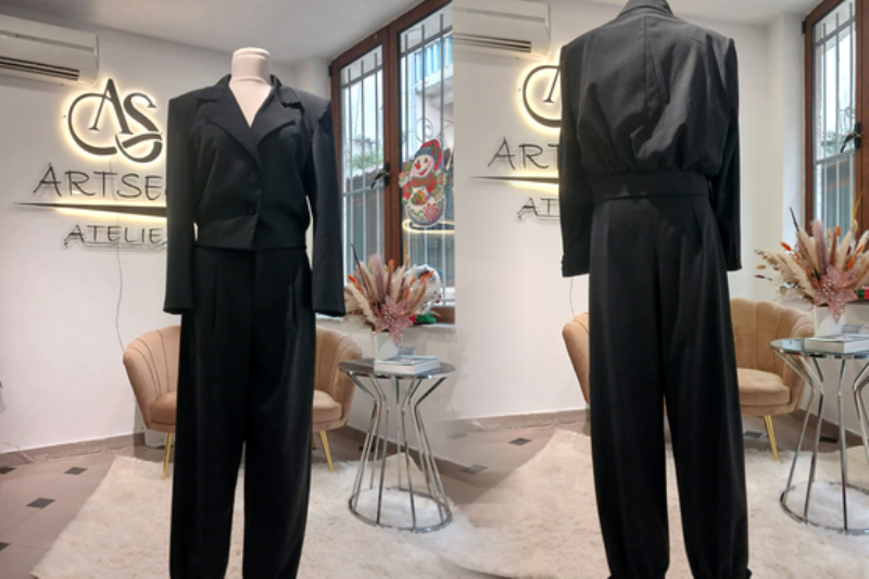 Komplet Noir Tailored Set nga Atelie ARTSEG, komplet elegant femrash, kostum i zi elegant, xhakete dhe pantallona femrash, veshje formale elegante per femra, kostum femrash për evente, komplet klasik i zi, kostum femrash urban elegant